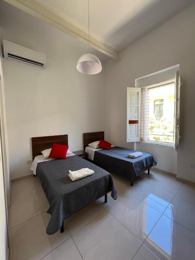 Room With Private Bathroom Sliema Bagian luar foto