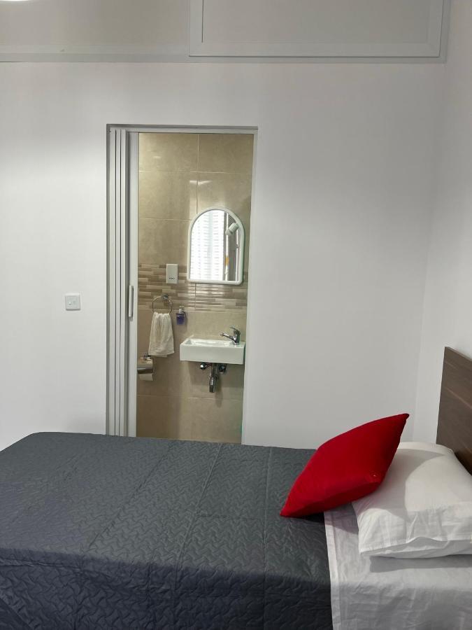 Room With Private Bathroom Sliema Bagian luar foto